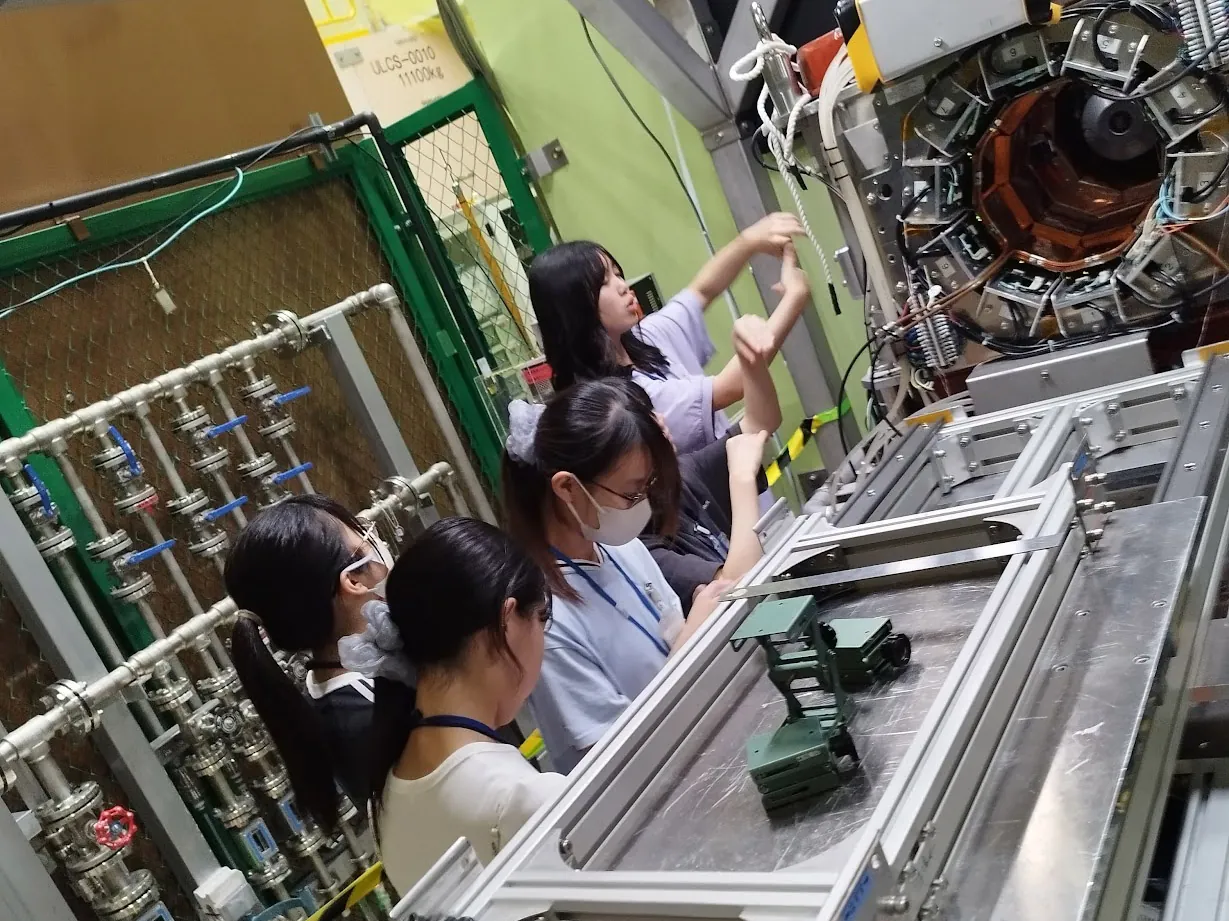 D1ビームラインで検出器の設置場所を確認する中高生たち