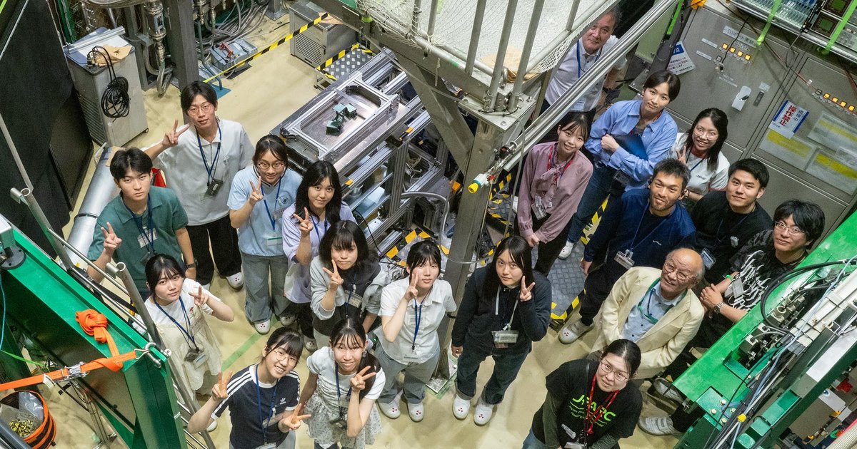 J-PARC でミュオンビーム実験を行う中高生たち